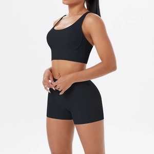 Vue latérale de l'ensemble de yoga noir sans couture avec crop top et short taille haute