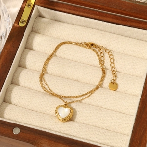 Collier double chaîne vintage en or avec pendentif cœur en nacre de style français