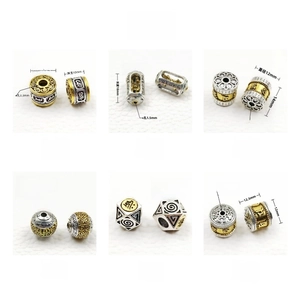Détails de six perles mantra tibétaines en argent avec dimensions et trous de perçage