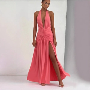 Détail de robe rose à licou avec décolleté en V profond et plis à la taille
