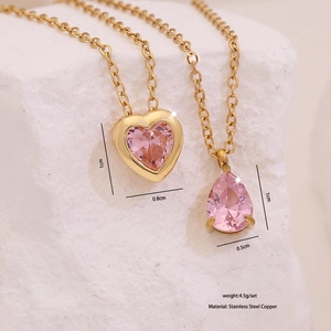 Détails des pendentifs en zircon rose en forme de cœur et goutte sur colliers dorés