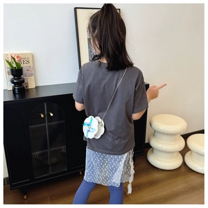 Bambina con borsa a tracolla a forma di fiore bianco con girandola colorata e catenina
