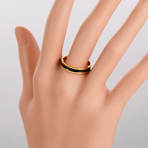 Anello minimalista in acciaio inossidabile dorato con inserto in smalto nero per coppie