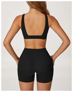 Vue arrière d'un ensemble de yoga noir avec brassière sport dos nu et short de fitness