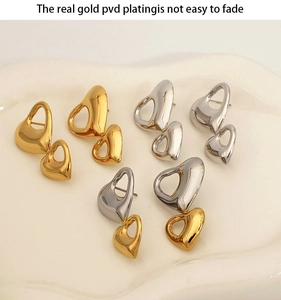 Tre paia di orecchini a forma di cuore in oro e argento con placcatura PVD in oro