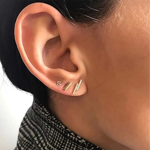 Set di orecchini a lobo geometrici in acciaio inossidabile dorato con design a lettera S