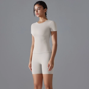 Détail d'un ensemble de yoga en nylon avec haut à manches courtes et short à taille haute