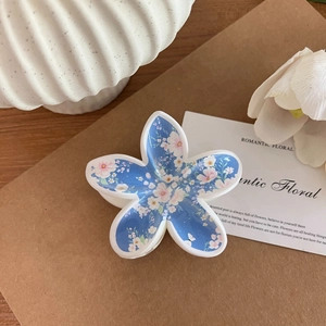 Dunkelblaue Haarklammer im Blumendesign mit weißen und rosa Blütenmustern