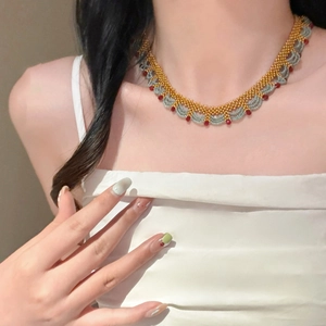 Détail du collier de perles en cristal avec couches en éventail dorées et bleues