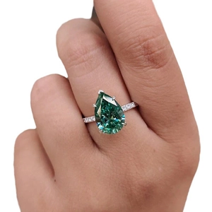 Bague élégante en pierre verte taille poire avec anneau pavé argenté pour femme