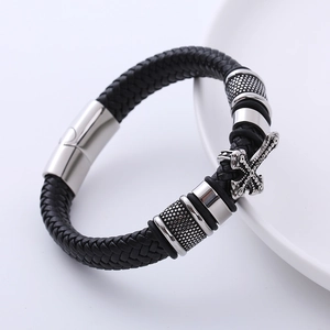 Bracciale intrecciato vintage in pelle nera da uomo con croce in acciaio inox argento