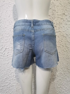 Achteraanzicht van lichtblauwe distressed denim shorts met sterrenprint en gerafelde zoom