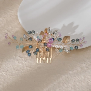 Dettaglio del pettine per capelli da sposa con cristalli viola e perline dorate