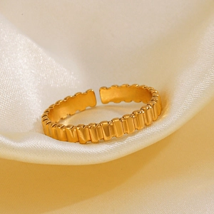 Bague ouverte géométrique en acier inoxydable plaqué or 18K avec rayures verticales