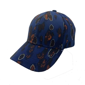 Donkerblauwe honkbalpet met luipaardprint en gouden glitterdetails op een stevige pet