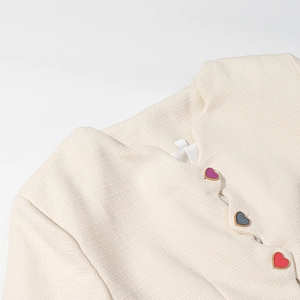 Giacca corta in tweed crema con bordo a onde e bottoni colorati a forma di cuore