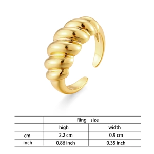 Detailed size chart for the gold croissant ring showing dimensions in cm and inches