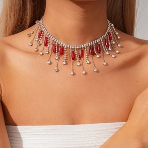 Détail du collier ras de cou géométrique avec cristaux rouges et strass scintillants