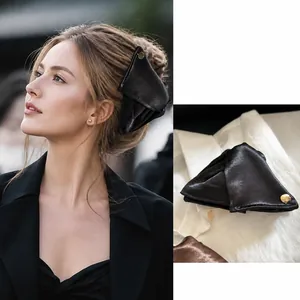 Pince À Cheveux En Satin Triangle Élégante Style Coréen Pince Crabe Avec Bouton Métallique Accessoire De Coiffure Femmes