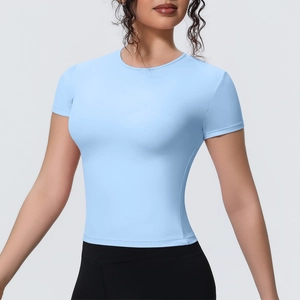 Détail du t-shirt de yoga bleu clair à manches courtes et coupe ajustée pour femmes