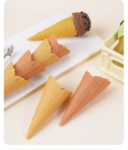 Detailopname van PVC wafelijshoorntjes met chocolade-ijs en kleurrijke suikerstrooisels