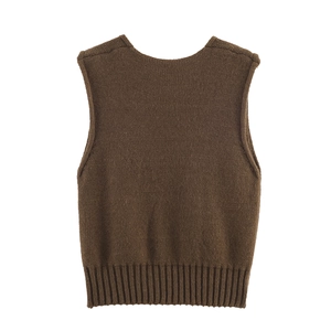 Gilet en maille marron foncé posé à plat avec une texture de haute qualité sur fond blanc