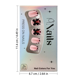 Détail de faux ongles roses à imprimé léopard avec nœuds 3D en boîte