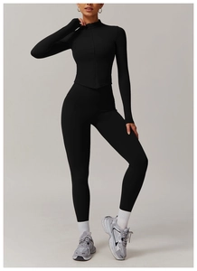 Ensemble de yoga noir avec manches à passe-pouce et legging taille haute sport