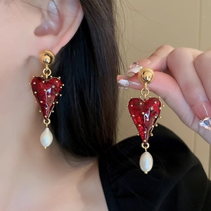 Detailansicht von Vintage vergoldeten Herzohrringen mit Emaille und Perlenanhänger