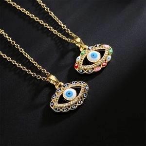 Vergoldete Evil-Eye-Anhänger mit bunter Emaille und Zirkonia-Steinen an einer Kette