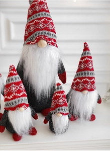 Lot de quatre gnomes de Noël tricotés de tailles variées avec bonnets gris et rouges