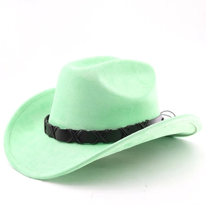 Détail d'un chapeau de cow-boy vert menthe en daim avec une bande en cuir tressé noir