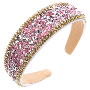 Détails de luxe d'un serre-tête baroque serti de strass roses et de cristaux brillants
