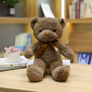Oso de peluche marrón con cinta a juego en el cuello en una acogedora habitación