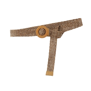 Cinturón trenzado bohemio para mujer con textura natural y hebilla redonda en fondo blanco