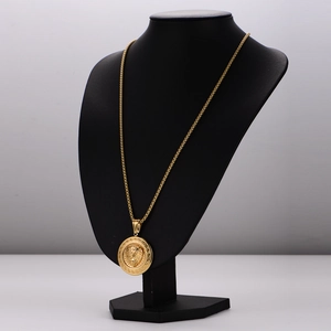 Collana con ciondolo a testa di leone hip hop dorata esposta su un manichino nero