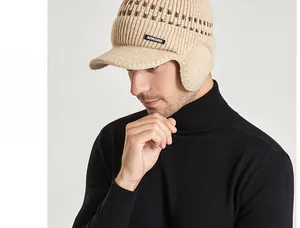 Gros plan sur le bonnet d'hiver en tricot beige avec protège-oreilles et motif diamant