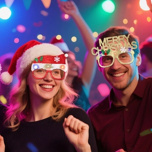 LED Weihnachtsbrille mit Merry Christmas Schriftzug getragen von Personen in Partystimmung