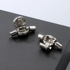 Vue macro du fermoir cœur 2,5mm en acier inoxydable avec poinçon S925 pour bijoux DIY