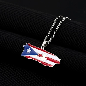 Gros plan détaillé d'un pendentif drapeau de Porto Rico en émail sur une chaîne argentée