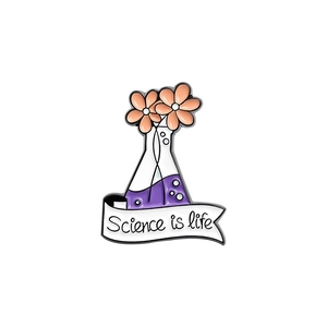 Détail d'un badge de bécher avec liquide violet et fleurs portant le texte Science is life