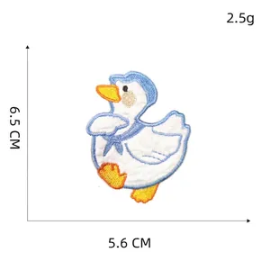 Détail de l'écusson brodé canard de dessin animé avec dimensions de taille 6,5 cm