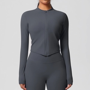 Détail de la veste de yoga gris foncé avec ourlet en V et passe-pouces sport