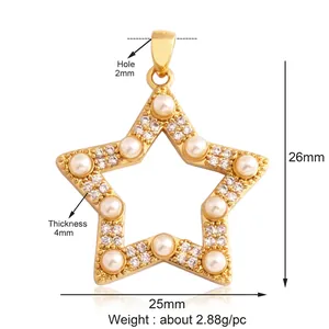 Détail d'un pendentif en forme d'étoile dorée orné de perles et cristaux brillants
