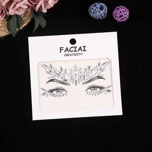 Détail de strass visage irisés aux formes variées sur emballage en carton