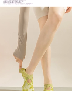 Détail de chaussettes de yoga à brides croisées tie-dye vert et manchons de bras
