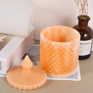 Détail du pot en résine à motif losanges avec couvercle et moule en silicone