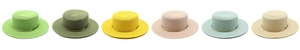 Serie di cappelli di paglia colorati con catene dorate disponibili in sei vivaci tonalità