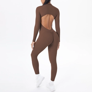 Makro-Detail des rückenfreien Cut-outs und Scrunch-Butt-Designs am braunen Yoga-Body