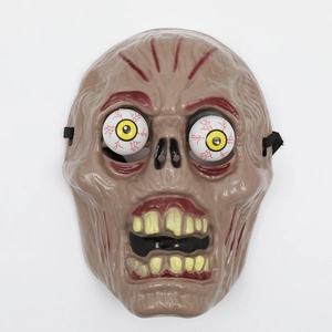 Detail einer gruseligen Zombiemaske mit blutunterlaufenen Augen und gelben Zähnen